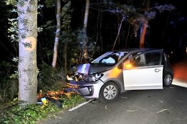 Auto tegen boom in Bergen, bestuurder gewond