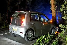 Auto tegen boom in Bergen, bestuurder gewond