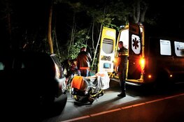 Auto tegen boom in Bergen, bestuurder gewond