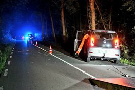 Auto tegen boom in Bergen, bestuurder gewond