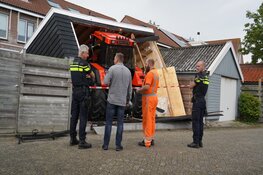 Tractor rijdt schuur binnen in Egmond