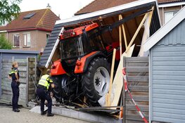 Tractor rijdt schuur binnen in Egmond