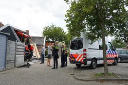Tractor rijdt schuur binnen in Egmond