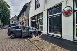 Automobiliste rijdt café binnen in Bergen