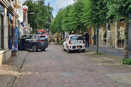 Automobiliste rijdt café binnen in Bergen