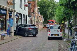 Automobiliste rijdt café binnen in Bergen