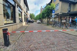 Automobiliste rijdt café binnen in Bergen