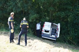 Bestelbus raakt van de weg in Bergen
