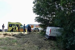 Bestelbus raakt van de weg in Bergen