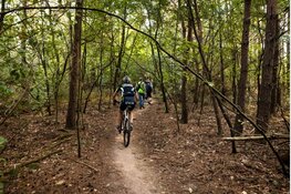 Mountainbikers ruimen samen zwerfafval op in Schoorlse Duinen