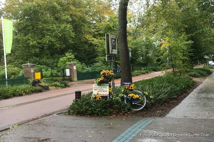 Fotowedstrijd/Bloemenhulde door Artists aan Zee V tijdens K10Daagse Bergen