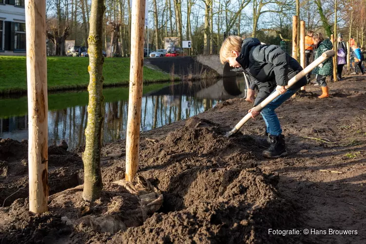 Jeugd plant eerste tien nieuwe bomen ’t Oude Hof