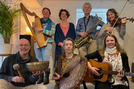 Een uniek, heerlijk ontspannend ligconcert in de Ruïnekerk in Bergen