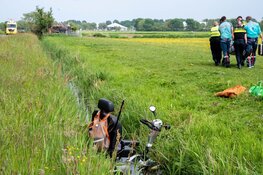Man met scootmobiel te water in Egmond aan den Hoef