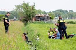 Man met scootmobiel te water in Egmond aan den Hoef