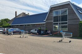Auto botst tegen supermarkt in Egmond aan den Hoef