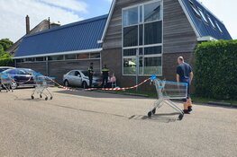 Auto botst tegen supermarkt in Egmond aan den Hoef