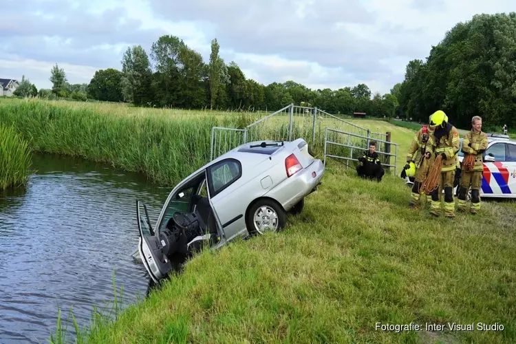 Zeven keer teveel: man met auto en hond in de sloot