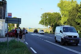 Auto tegen gevel gereden na ongeval in Egmond aan den Hoef