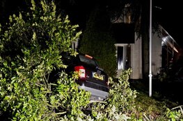 Auto belandt in tuin bij eenzijdig ongeval in Bergen