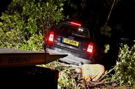 Auto belandt in tuin bij eenzijdig ongeval in Bergen