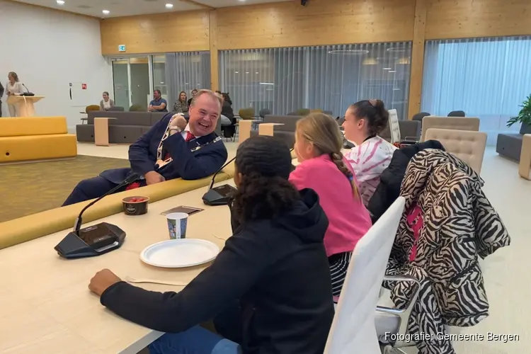 Leerlingen Kindcentrum De Branding ontbijten met burgemeester en wethouder Onderwijs