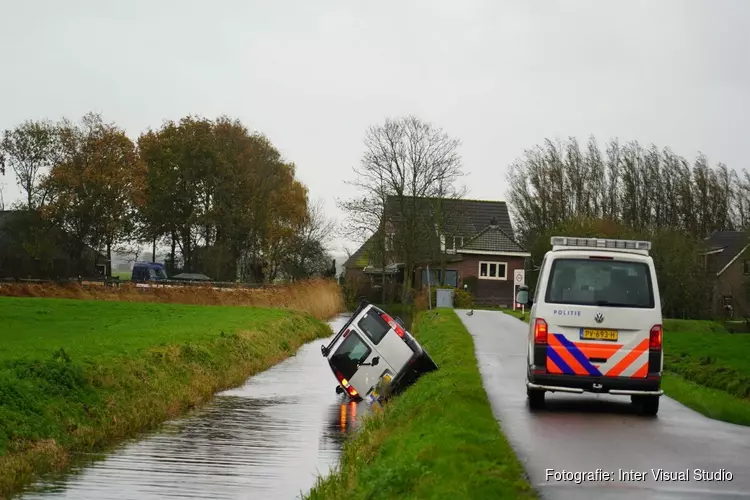 Auto half te water in Egmond aan den Hoef