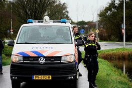 Auto half te water in Egmond aan den Hoef