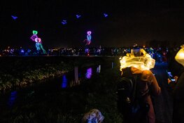 15.500 wandelaars genieten van lichtspektakel Fjoertoer Egmond