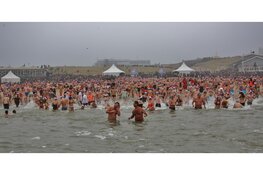 Egmondse Nieuwjaarsduik keert terug als vanouds