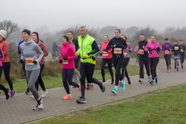 Winters hardloopweer tijdens uitverkochte Pre-Run NN Egmond Halve Marathon