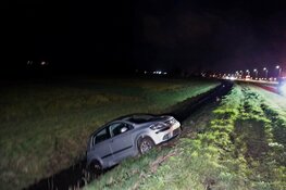 Automobilist komt met auto in de sloot langs N9 bij Bergen