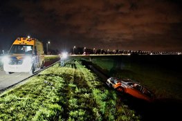 Automobilist komt met auto in de sloot langs N9 bij Bergen