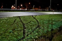 Automobilist komt met auto in de sloot langs N9 bij Bergen