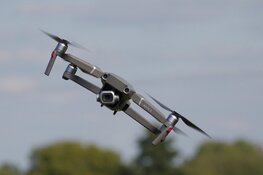 Leerlingen vliegen met drones in De Meent