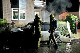 Auto door brand verwoest in Bergen