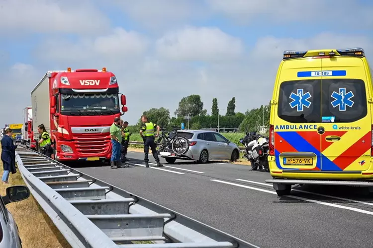 Moeder en kindje nagekeken door ambulance bij ongeval