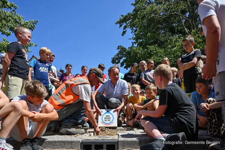 Feestelijke heropening Herenweg Egmond-Binnen met speciale ‘Hier begint de zee’- tegel