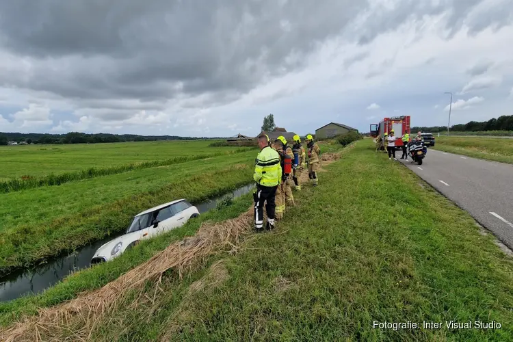 Automobilist in de sloot in Schoorl