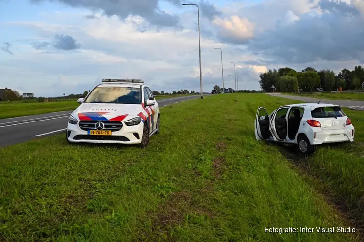 Auto raakt van de weg langs N9 bij Schoorl