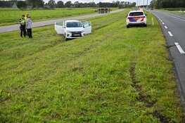 Auto raakt van de weg langs N9 bij Schoorl