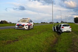 Auto raakt van de weg langs N9 bij Schoorl