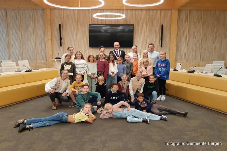 Leerlingen Matthieu Wiegmanschool ontbijten met burgemeesters gemeente Bergen