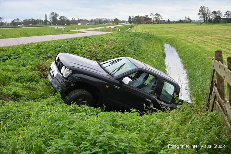 Auto in de sloot langs N9 bij Schoorl