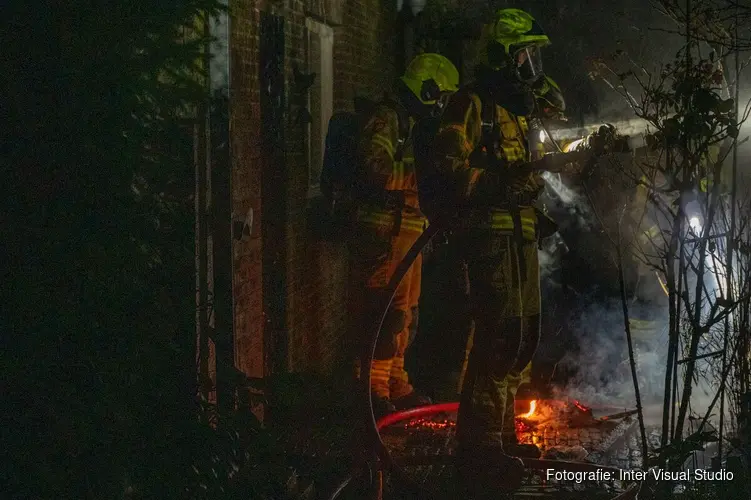 Brand in achtertuin van woning in Groet