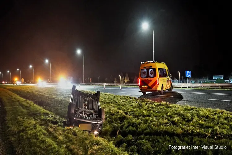 Vrouw met auto op de kop in greppel langs N9 bij Bergen