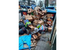 Oud papier, een bron van ergernis, en ondersteuning van een vereniging