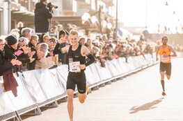 Khalid Choukoud, Tom Hendrikse en Luuk Maas aan de start NN Egmond Halve Marathon