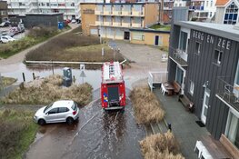 Hoogwater in Bergen aan Zee, straten staan blank