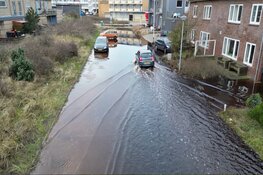 Hoogwater in Bergen aan Zee, straten staan blank